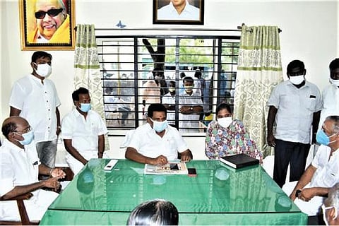 திருச்செந்தூரில் பாதாள சாக்கடைத் திட்டத்தை நிறைவேற்றுவது குறித்து அதிகாரிகளுடன் அமைச்சர் அனிதா ராதாகிருஷ்ணன் ஆலோசனை நடத்தினார்.