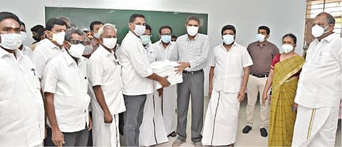 ராசிபுரம் திருவள்ளுவர் அரசுக் கல்லூரியில் அமைக்கப்பட்டுள்ள கரோனா சிறப்பு சிகிச்சை மையத்துக்கு தேவையான போர்வைகளை திமுக நிர்வாகிகள், நாமக்கல் ஆட்சியர் கா. மெகராஜிடம் வழங்கினர். அருகில் எம்பி ஏ.கே.பி.சின்ராஜ்.