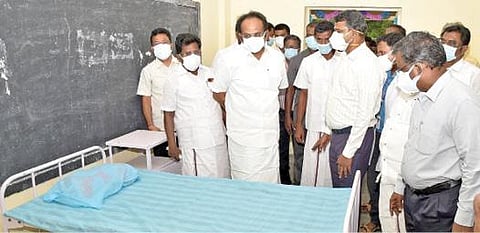 எம்.ரெட்டியபட்டி அரசு மேல்நிலைப் பள்ளியில் சிறப்பு கரோனா சிகிச்சை மையத்தைப் பார்வையிட்ட அமைச்சர் தங்கம் தென்னரசு உள்ளிட்டோர்.