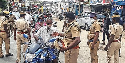 விழுப்புரம் காந்தி சிலை அருகே நகருக்குள் வந்தவர்களிடம் போலீஸார் விசாரித்து அனுப்பி வைக்கின்றனர்.