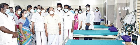 காஞ்சிபுரம் அரசு மருத்துவமனையின் புதிய கட்டிடத்தில் தொடங்கப்பட்ட கரோனா சிறப்பு வார்டை ஊரக தொழில்துறை அமைச்சர் தா.மோ.அன்பரசன் பார்வையிட்டார். உடன் மாவட்ட ஆட்சியர் மகேஸ்வரி.