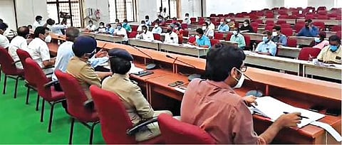 முழு ஊரடங்கை அமல்படுத்துவது தொடர்பாக சேலம் ஆட்சியர் அலுவலகத்தில் ஆலோசனைக் கூட்டம் நடந்தது. இதில், அமைச்சர் செந்தில் பாலாஜி பேசினார். உடன் ஆட்சியர் கார்மேகம் உள்ளிட்டோர்.