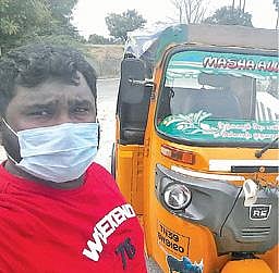 அவிநாசியில் கரோனா தொற்றாளர்களுக்கு இலவச ஆட்டோ சேவை அளிக்கும் இளைஞர் :