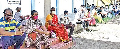 சிங்காநல்லூர் வரதராஜபுரம் மாநகராட்சி உயர்நிலைப் பள்ளியில் தடுப்பூசி செலுத்திக் கொள்வதற்காக நேற்று காத்திருந்த பொதுமக்கள். படம்:ஜெ.மனோகரன்