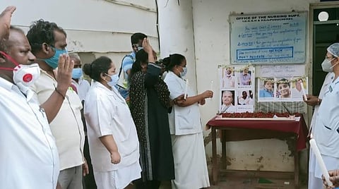 புதுச்சேரியில் சுகாதார ஊழியர்கள் அடுத்தடுத்து உயிரிழப்பு: அரசு, செயலரை குற்றம்சாட்டி கோஷம்