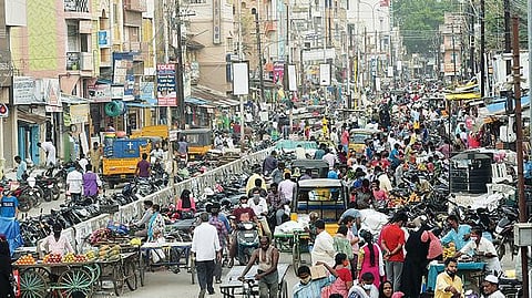 கரோனா தொற்று பரவலை தடுக்கும் வகையில் இன்று முதல் ஊரடங்கு கடுமையாக்கப்பட்டது. இதனால், காய்கறி, மளிகை பொருட்கள் உள்ளிட்ட அத்தியாவசிய பொருட்களை வாங்க நேற்று வேலூர் கிருபானந்த வாரியார் சாலையில் குவிந்த பொதுமக்கள். அடுத்த படம்: வேலூர் அண்ணா சாலையில் வழக்கத்தை விட அதிகமாக இருந்த வாகன போக்குவரத்து. கடைசிப்படம் : திருவண்ணாமலையில் அத்தியாவசிய பொருட்களை வாங்க பொதுமக்கள் குவிந்ததால் தேரடி வீதி திணறியது.