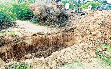 வேலூர் அடுத்த பெருமுகை பாலாற்றின் அருகே மணல் கடத்தலை தடுக்க பொதுமக்கள் சார்பில் தோண்டப்பட்டுள்ள ராட்சத பள்ளம்.