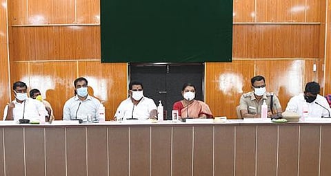 தூத்துக்குடி மாவட்டத்தில் தளர்வில்லாத முழு ஊரடங்கை அமல்படுத்துவது குறித்து அமைச்சர்கள் கீதாஜீவன், அனிதா ராதாகிருஷ்ணன் தலைமையில் ஆலோசனைக் கூட்டம் நடைபெற்றது. படம்: என்.ராஜேஷ்