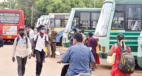 திருநெல்வேலி தற்காலிக பேருந்து நிலையத்தில் இருந்து பயணிகளின் தேவைக்கேற்ப தொலை தூர நகரங்கள் மற்றும் புறநகர் பகுதிகளுக்கு பேருந்துகள் இயக்கப்பட்டன. படம்: மு.லெட்சுமி அருண்