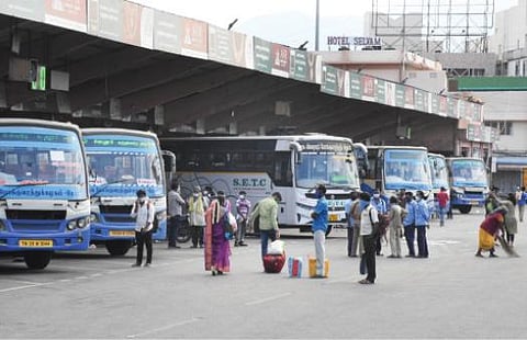 சேலம் புதிய பேருந்து நிலையத்தில் நேற்று பயணிகள் வருகை குறைவாக இருந்த தால் பேருந்து நிலையம் வெறிச்சோடி காணப்பட்டது. படம்: எஸ்.குரு பிரசாத்