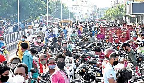 சேலம் சூரமங்கலம் உழவர் சந்தையில் நேற்று காய்கறிகள் வாங்க கரோனா பரவல் அச்சமின்றி திரண்டிருந்த பொதுமக்கள். படம்: எஸ். குரு பிரசாத்