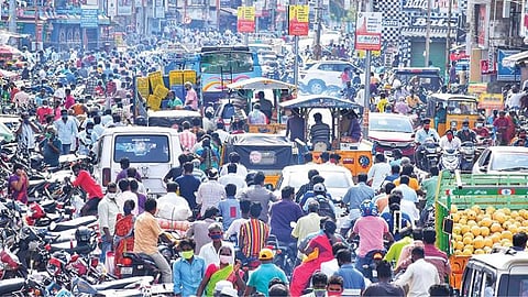 விழுப்புரம் - பாண்டி சாலையில் சமூக இடைவெளி இல்லாமல் நேற்று மக்கள் கூட்டம் அலைமோதியது.