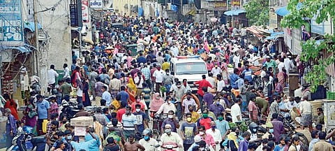 கரோனா தொற்று தடுப்பு நடவடிக்கையாக தமிழக அரசு ஒரு வார ஊரடங்கு பிறப்பித்துள்ளது. இதனால், நேற்று ஒருநாள் மட்டும் பொதுமக்கள் பொருட்களை வாங்கி சேமித்து கொள்வதற்காக கடைகள் காலை முதல் இரவு வரை திறக்கப்பட்டிருந்தன. பொருட்களை வாங்க சென்னை கொத்தவால்சாவடி மார்க்கெட்டில் திரண்டிருந்த பொதுமக்கள்.படம் க.பரத்