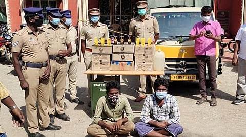 திருக்கோவிலூரில் சரக்கு வாகனத்தில் தக்காளியில் மறைத்து எடுத்துவரப்பட்ட மது பாட்டில்கள்.