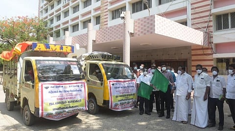 வேலூர் ஆட்சியர் அலுவலகத்தில் நடமாடும் காய்கறி வாகனத்தை டிஆர்ஓ பார்த்தீபன் தொடங்கி வைத்தார். அருகில், வேலூர் எம்எல்ஏ கார்த்திகேயன்.