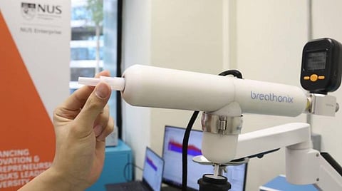 மூச்சுக் காற்று மூலம் கரோனாவைக் கண்டறியும் கருவி | படம் உதவி: ட்விட்டர்.