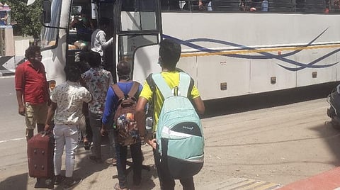 கரூரில் தனியார் ஆம்னி பேருந்தில் வடமாநிலத் தொழிலாளர்கள்.