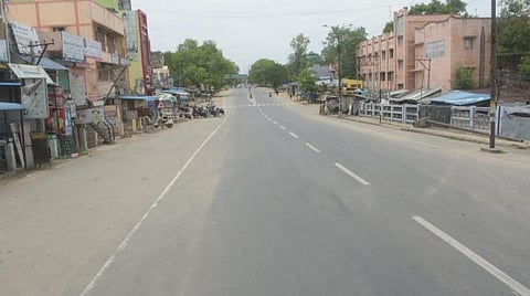 காட்பாடி - சித்தூர் சாலை ஆட்கள் நடமாட்டமின்றி வெறிச்சோடிக் காணப்பட்டது. | படம்: வி.எம்.மணிநாதன்.