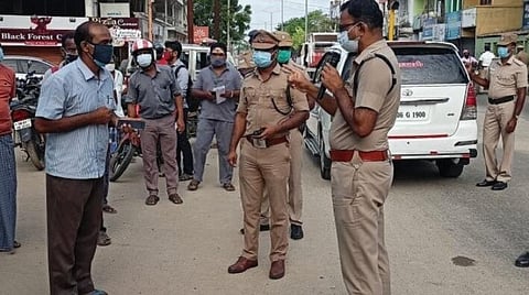 தூத்துக்குடி விவிடி சந்திப்பு பகுதியில் முழு ஊரடங்கை மீறி சாலைகளில் சுற்றியவர்களை எஸ்பி எஸ்.ஜெயக்குமார் தடுத்து நிறுத்தி எச்சரிக்கை விடுத்தார். படம்: என்.ராஜேஷ்