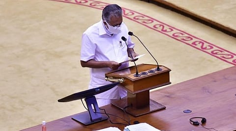 கேரள முதல்வர் பினராயி விஜயன் சட்டப்பேரவையில் பேசிய காட்சி | படம்: ஏஎன்ஐ.