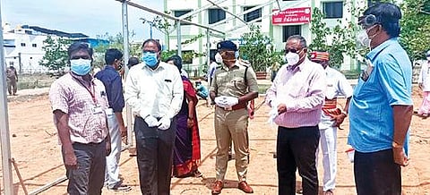 திருப்பத்தூர் அரசு மருத்துவமனையில் கூடுதல் அரசு தலைமை செயலாளர் தென்காசி எஸ்.ஜவஹர் ஆய்வு செய்தார். அருகில், ஆட்சியர் சிவன் அருள், மாவட்ட காவல் கண்காணிப்பாளர் டாக்டர் விஜயகுமார் உள்ளிட்டோர்.