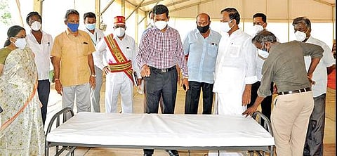 வேலூர் அடுக்கம்பாறை அரசு மருத்துவக்கல்லூரி மருத்துவமனையில் கூடுதல் படுக்கை வசதி அமைக்கும் பணிகளை ஆய்வு செய்த மாவட்ட வருவாய் அலுவலர் பார்த்தீபன். அருகில், வேலூர் எம்எல்ஏ கார்த்திகேயன் உள்ளிட்டோர்.