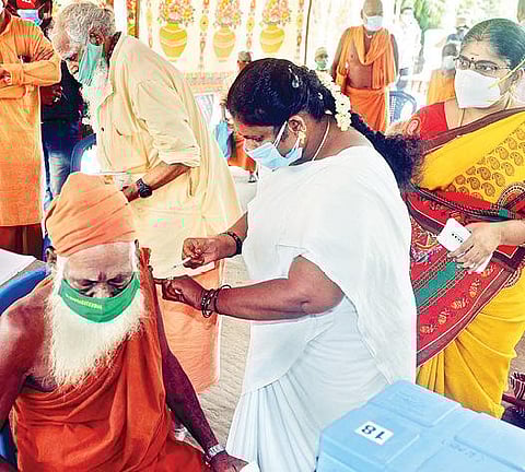 திருவண்ணாமலை கிரிவல பாதையில் உள்ள சாதுக்களுக்கு தடுப்பூசி செலுத்தும் முகாம் நேற்று நடைபெற்றது.