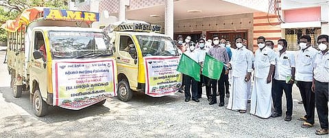 வேலூர் மாவட்டத்தில் தளர்வு இல்லாத ஊரடங்கு நேற்று முதல் அமலுக்கு வந்ததை தொடர்ந்து, பொதுமக்கள் வசதிக்காக நடமாடும் வாகனங்கள் மூலம் காய்கறிகள், மளிகை உள்ளிட்ட அத்தியாவசிய பொருட்கள் விற்பனை செய்யும் பணியை மாவட்ட வருவாய் அலுவலர் பார்த்தீபன் கொடியசைத்து தொடங்கி வைத்தார். அடுத்த படம்: திருப்பத்தூர் மாவட்டத்தில் நடமாடும் காய்கறி விற்பனை நேற்று தொடங்கியது.