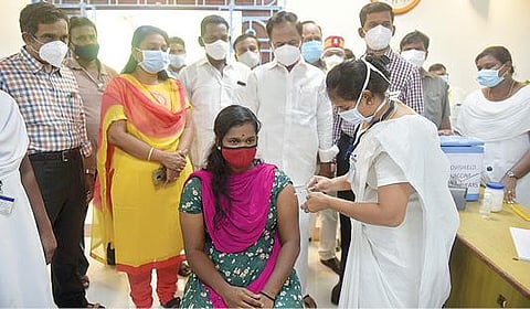 வேலூர் மாவட்ட ஆட்சியர் அலுவலகத்தில் 18 முதல் 44 வயதுக்கு உட்பட்டவர்களுக்கு கரோனா தடுப்பூசி செலுத்தும் முகாமை தொடங்கி வைத்த மாவட்ட வருவாய் அலுவலர் பார்த்தீபன். படம்: வி.எம்.மணிநாதன்.