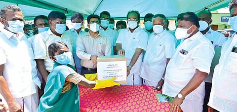 ரெட்டியார்பட்டியில் நடைபெற்ற நிகழ்ச்சியில் மாநகராட்சி தூய்மை பணியாளர்களுக்கு மருத்துவ உபகரணங்கள் அடங்கிய தொகுப்பை அமைச்சர் தங்கம் தென்னரசு வழங்கினார்.