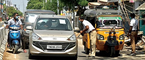 திருநெல்வேலி டவுனில் வணிக முக்கியத்துவம் வாய்ந்த வடக்கு ரதவீதி முழு ஊரடங்கால் வெறிச்சோடிக் கிடந்தது. (அடுத்த படம்) பாளையங்கோட்டை காவலர் குடியிருப்பு வளாகத்தில் இயங்கிய தினசரி சந்தையில் கடைகள் மூடப்பட்டுள்ளன. படங்கள்: மு.லெட்சுமி அருண்.