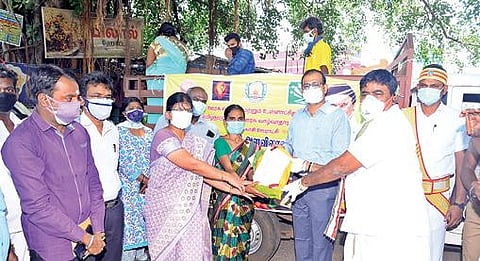 தூத்துக்குடியில் வாகனங்கள் மூலம் காய்கறி உள்ளிட்ட அத்தியாவசிய பொருட்கள் விற்பனையை அமைச்சர் பெ.கீதாஜீவன் கொடியசைத்து தொடங்கி வைத்தார். படம்: என்.ராஜேஷ்