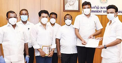 கரோனா தடுப்பு பணிகளுக்காக முதல்வரின் பொது நிவாரண நிதிக்காக ரூ.51 லட்சத்தை, கிருஷ்ணகிரி கேவிஎஸ் குழுமங்களின் நிர்வாக இயக்குநரும், ரஜினி மக்கள் மன்ற மாவட்ட செயலாளருமான கே.வி.எஸ் சீனிவாசன், முதல்வர் ஸ்டாலினிடம் வழங்கினார். அருகில் கிருஷ்ணகிரி கிழக்கு மாவட்ட திமுக செயலாளர் செங்குட்டுவன், சிறுபான்மைப்பிரிவு மாநில இணை செயலாளர் ஏ.ஜோசப்ஸ்டாலின்.