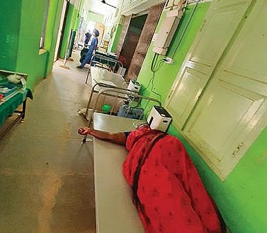 காரைக்குடியில் உள்ள மாவட்ட அரசு மருத்துவமனையில் இடப்பற்றாக்குறையால் வார்டுக்கு வெளியே அமைக்கப் பட்டுள்ள படுக்கைகள்.