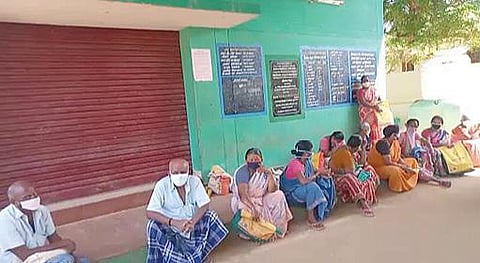 காரைக்குடி சுப்ரமணியபுரம் ரேஷன் கடை முன் நிவாரணத்தொகை, பொருட்கள் வாங்குவதற்காக காத்திருந்த பொதுமக்கள்.