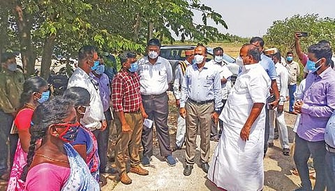 குறிஞ்சிப்பாடியில் கரோனாவால் பாதிக்கப்பட்ட ராஜேஸ்வரி நகரில் அமைச்சர் எம்ஆர்கே.பன்னீர்செல்வம் ஆய்வு மேற்கொண்டார். அருகில் மாவட்ட ஆட்சியர் பாலசுப்ரமணியம்.