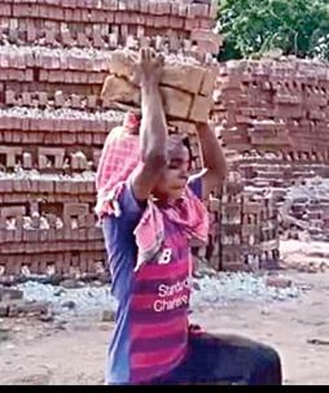 செங்கல் சூளையில் சங்கீதா.