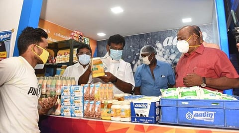 கோவை ஆர்.எஸ்.புரத்தில் உள்ள பாலகத்தில் இன்று ஆய்வு மேற்கொண்ட அமைச்சர் நாசர். | படம்: ஜெ.மனோகரன்.