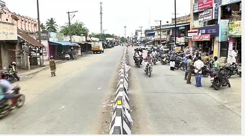 எல்லையில் விநோதம்: ஒரே சாலையில் புதுச்சேரி பகுதியில் கடைகள் திறப்பு, தமிழகப் பகுதியில் கடையடைப்பு