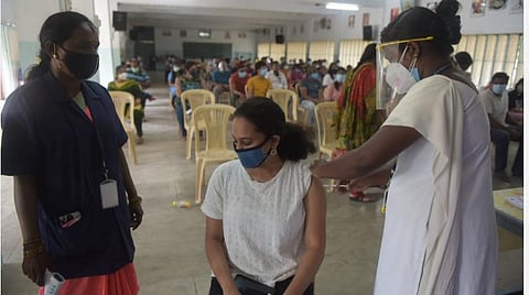 வேலூர் சத்துவாச்சாரியில் உள்ள பள்ளியில் 18 வயது முதல் 44 வயதுக்கு உட்பட்டவர்களுக்கு கரோனா தடுப்பூசி போடப்பட்டு வருகிறது. | படம்.வி.எம்.மணிநாதன்.