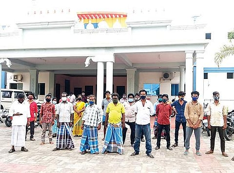 திருவண்ணாமலை நகராட்சி அலுவலகத்தை நேற்று முற்றுகையிட்ட வியாபாரிகள்.