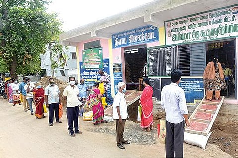 வேலூர் சத்துவாச்சாரி பகுதியில் உள்ள ஒரு ரேஷன் கடையில் பொதுமக்கள் சமூக இடை வெளியுடன் நின்று பொருட்களை வாங்கி சென்றனர். படம்: வி.எம்.மணிநாதன்.