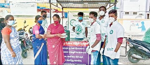 திருப்பத்தூர் அரசு மருத்துவமனையில் கரோனா நோயாளிகளுடன் தங்கியுள்ள உறவினர்களுக்கு பசுமை தாய்நாடு அறக்கட்டளையினர் உணவுகளை வழங்கினர்.