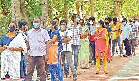 தூத்துக்குடி மில்லர்புரம் தூய மரியன்னை ஆண்கள் மேல்நிலைப்பள்ளியில் உள்ள சிறப்பு மையத்தில் கரோனா தடுப்பூசி போட்டுக்கொள்ள நேற்று நீண்ட வரிசையில் காத்திருந்த இளைஞர்கள். படம்: என்.ராஜேஷ்