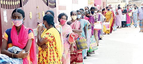 பாளையங்கோட்டை மனகாவலம்பிள்ளை நகரிலுள்ள ரேஷன் கடையில் நீண்ட வரிசையில் காத்திருந்தவர்கள். படம்: மு. லெட்சுமி அருண்