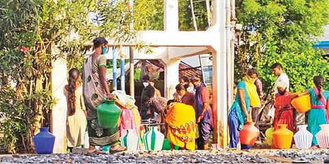 பர்கூர் ஒன்றியம் வள்ளுவர்புரம் கிராமத்தில் ஒரு இடத்தில் மட்டும் பொது குடிநீர் குழாய் அமைக்கப்பட்டுள்ளது. இதனால் கிராம மக்கள் சமூக இடைவெளியின்றி குடிநீர் பிடிப்பதால் கரோனா பரவும் அபாயம் ஏற்பட்டுள்ளது என மக்கள் அச்சம் தெரிவித்துள்ளனர்.