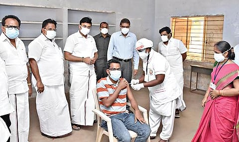 ராசிபுரம் சிங்களாந்தபுரம் அரசு மேல்நிலைப்பள்ளியில் கரோனா தடுப்பூசி போடும் பணியை தமிழக சுற்றுலாத் துறை அமைச்சர் மா.மதிவேந்தன் ஆய்வு செய்தார். அருகில் நாமக்கல் மாவட்ட ஆட்சியர் கா.மெகராஜ்.