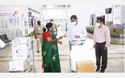 கரோனாவால் பாதிக்கப்பட்ட நோயாளிகளுக்கான 2 டிஜி மருந்தை புதுச்சேரிக்கு கொண்டு வந்தார் ஆளுநர் தமிழிசை