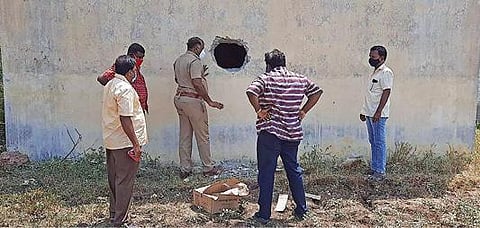 சேத்தியாத்தோப்பு அருகே பின்னலூர் டாஸ்மாக் கடையின் சுவரை துளையிட்டு மதுபாட்டில்கள் திருடப்பட்டதை போலீஸார் பார்வையிட்டனர்.