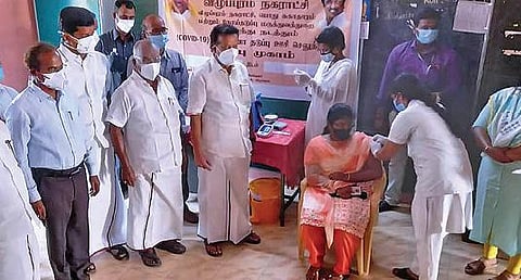 விழுப்புரம் நகராட்சி துவக்கப் பள்ளியில் 18 வயதுக்கு மேற்பட்டவர்களுக்கான கரோனா தடுப்பூசி முகாமை அமைச்சர்கள் பொன்முடி, மஸ்தான் ஆகியோர் தொடங்கி வைத்தனர். அருகில் ஆட்சியர் அண்ணாதுரை.